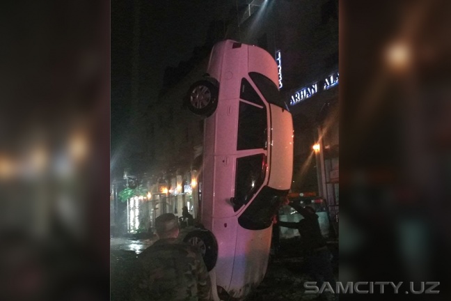 В Самарканде машина ушла под землю – никто не пострадал